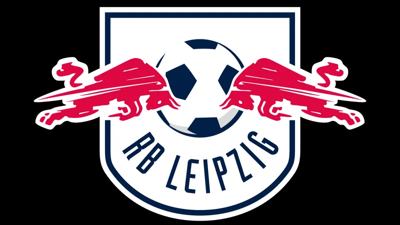 Cầu thủ RB Leipzig tung cú sút mạnh vào khung thành của Heidenheim - Đội hình dự