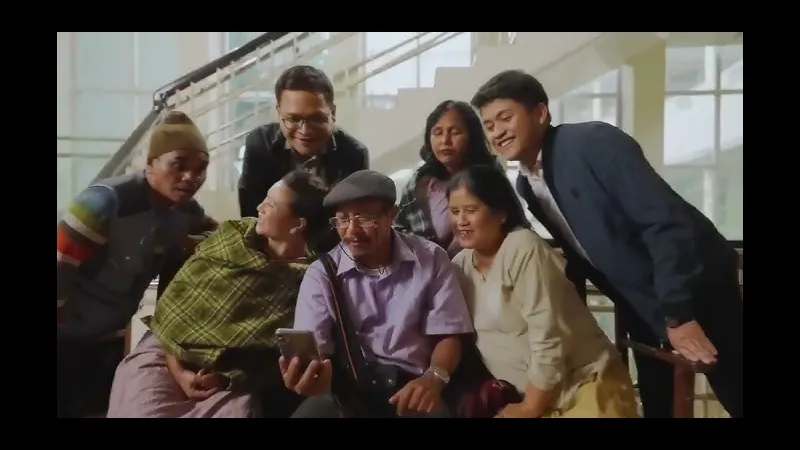 Cầu thủ Meghalaya và Services tranh chấp bóng trước khán giả