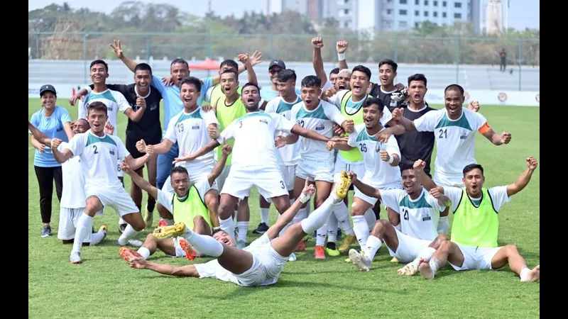 Cầu thủ Meghalaya phòng ngự quyết liệt trước Services