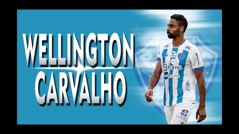 Cầu thủ Paysandu và Miramar đang đua tranh quả bóng trên sân cỏ Cầu thủ Paysandu và Miramar đang đua tranh quả bóng trên sân cỏ