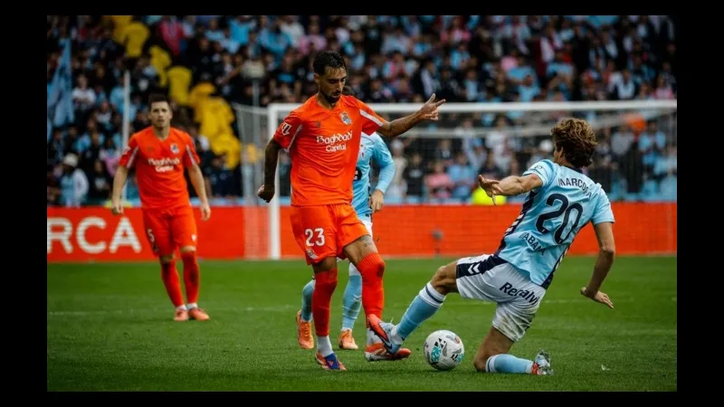 Cầu thủ của Paysandu và Miramar tranh chấp quả bóng Cầu thủ của Paysandu và Miramar tranh chấp quả bóng