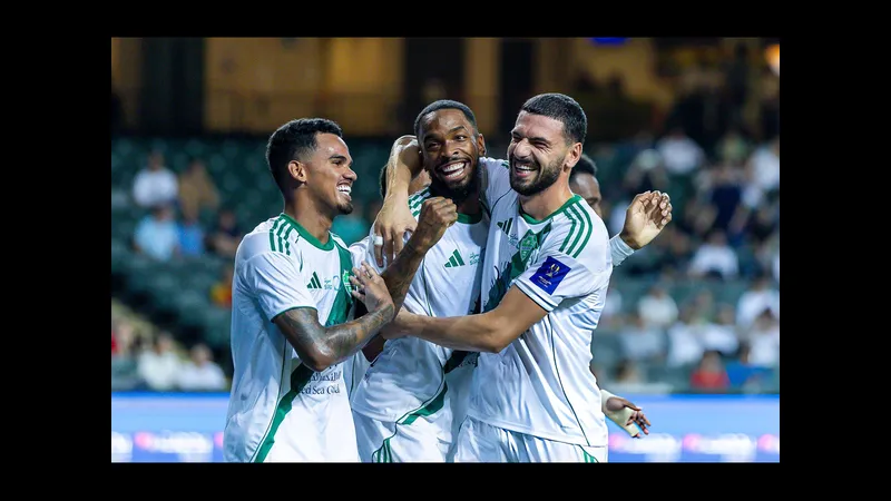 Cầu thủ Al Ahli SC và Al Najma đua nhau tranh bóng trên sân