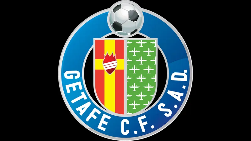 Cầu thủ Alaves và Getafe tranh chấp quả bóng trên sân cỏ - Thông tin lực Cầu thủ Alaves và Getafe tranh chấp quả bóng trên sân cỏ - Thông tin lực