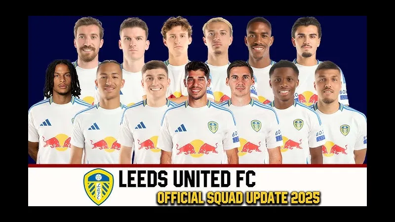 Cầu thủ Leeds nỗ lực giữ bóng trước sức ép từ Aston Villa