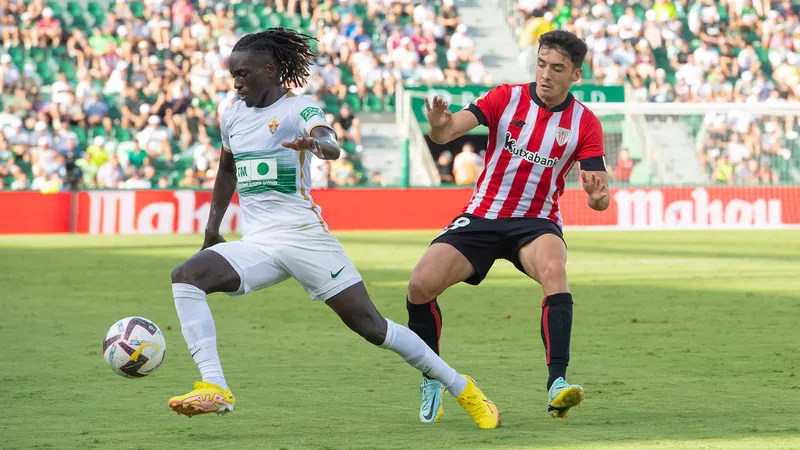 Cầu thủ Athletic Bilbao và Elche đang tranh chấp quả bóng trên sân