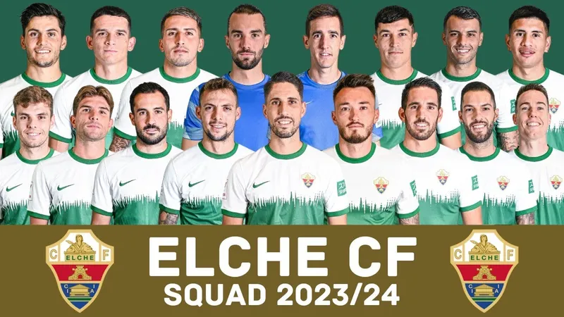 Cầu thủ của Athletic Bilbao và Elche tranh chấp bóng trên sân