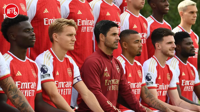 Cầu thủ Arsenal truyền bóng cho đồng đội trong trận đấu với Brentford. Cầu thủ Arsenal truyền bóng cho đồng đội trong trận đấu với Brentford.