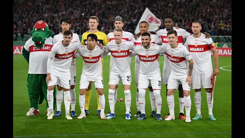 Cầu thủ Celtic vượt qua sự phòng ngự của Stuttgart