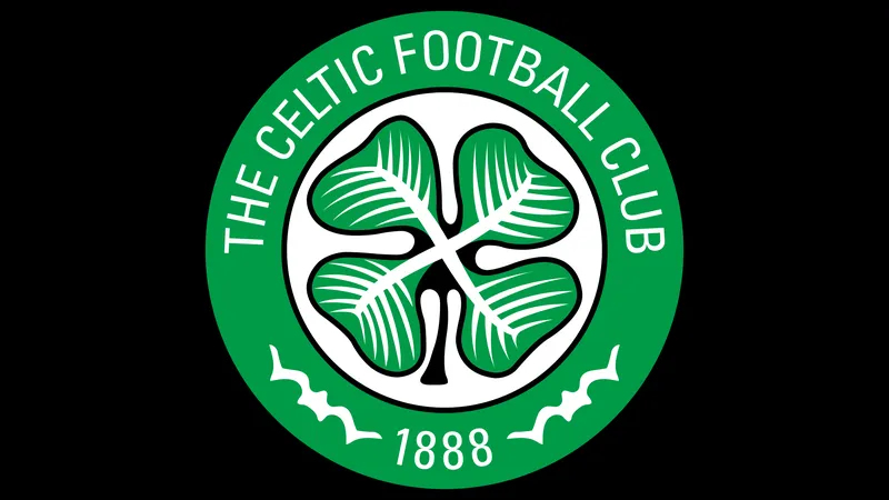 Cầu thủ Celtic và Stuttgart giao bóng nhanh trong trận đấu gay cấn