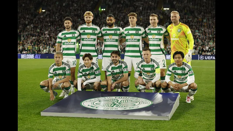 Cầu thủ Celtic và Stuttgart cố gắng tranh chấp bóng trên sân