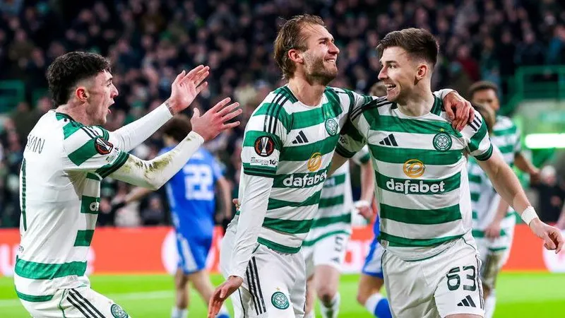 Cầu thủ Celtic và Stuttgart đang tranh chấp bóng trên sân