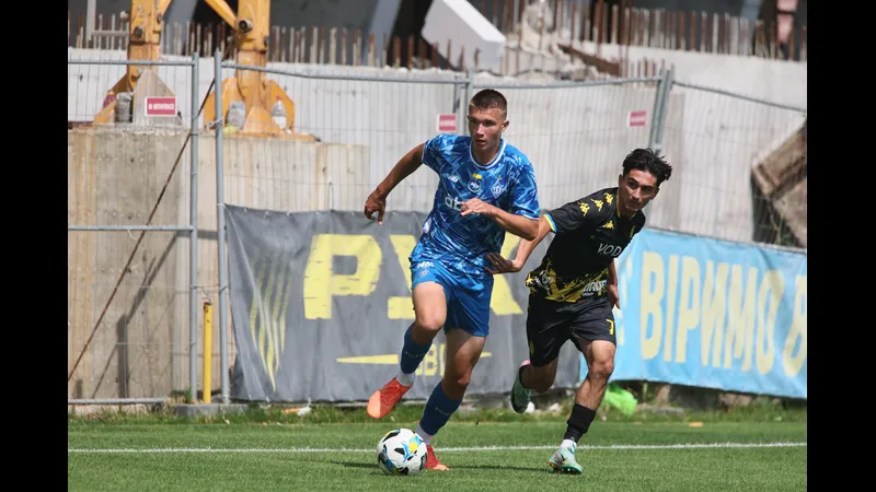 Cầu thủ Dynamo Kyiv và Rukh Lviv đối mặt trong trận đấu quyết liệt