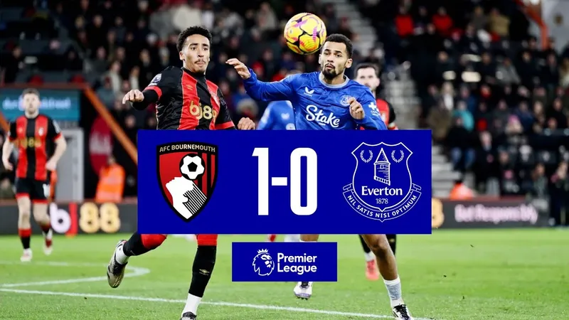 Cầu thủ Everton và Bournemouth đang tranh chấp bóng trên sân Cầu thủ Everton và Bournemouth đang tranh chấp bóng trên sân