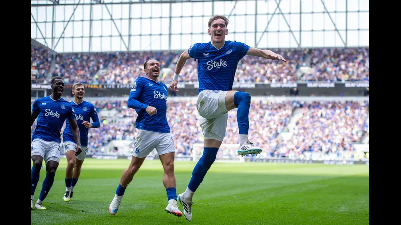 Cầu thủ Everton và Bournemouth tranh chấp bóng trên sân Cầu thủ Everton và Bournemouth tranh chấp bóng trên sân