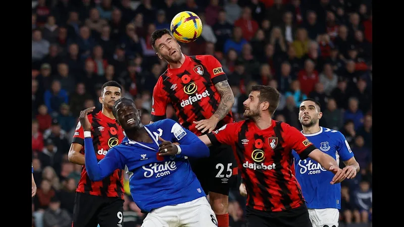 Cầu thủ Everton đang chiến đấu với cầu thủ Bournemouth để giành quyền kiểm soát bóng Cầu thủ Everton đang chiến đấu với cầu thủ Bournemouth để giành quyền kiểm soát bóng