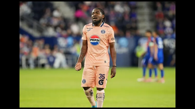 Cầu thủ Genesis tấn công mạnh mẽ trước phòng ngự của Motagua Cầu thủ Genesis tấn công mạnh mẽ trước phòng ngự của Motagua