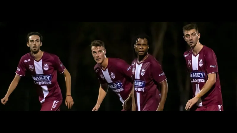 Cầu thủ Logan Lightning vượt qua hàng phòng ngự của Holland Park Hawks