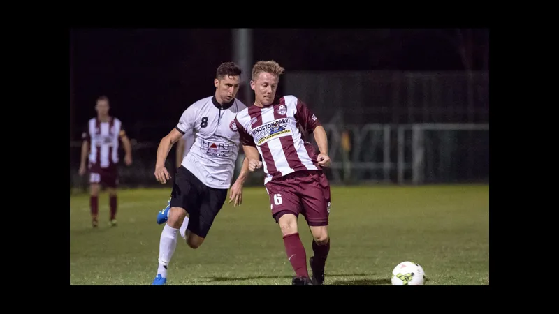 Cầu thủ của Holland Park Hawks vượt qua cầu thủ của Logan Lightning.