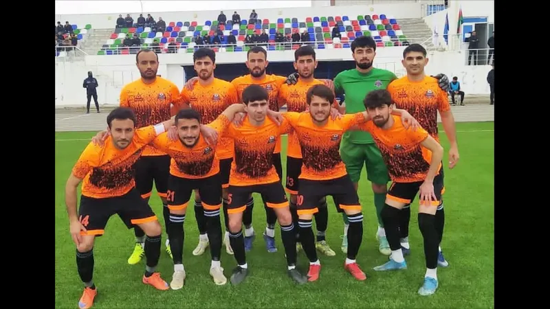 Cầu thủ Imisli FK và Kapaz tranh chấp quả bóng trên sân cỏ - Phân tích chiến