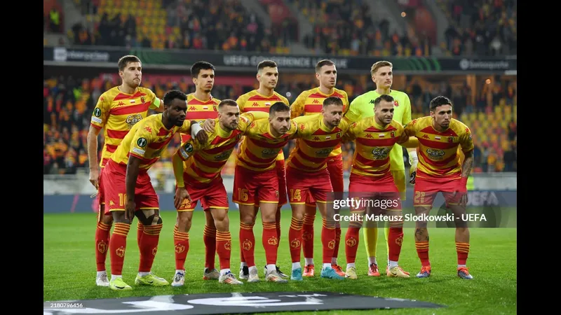 Cầu thủ Jagiellonia đang tấn công mạnh mẽ trước thủ thành Fiorentina
