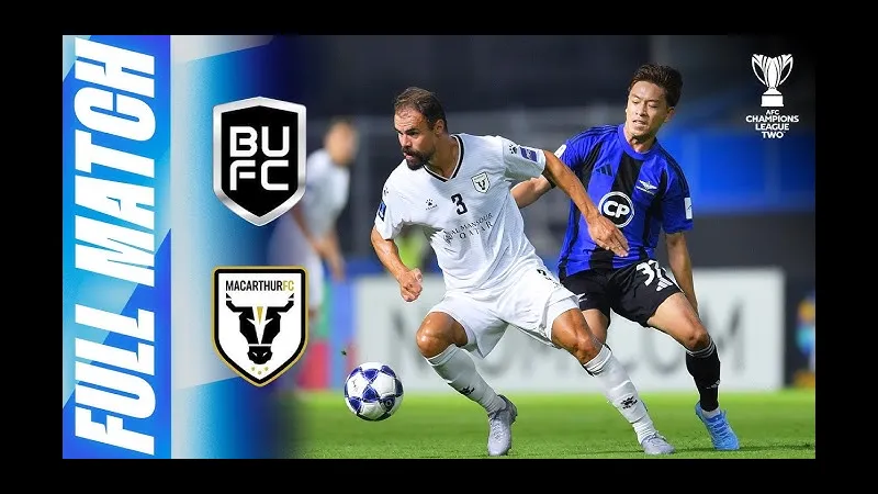 Cầu thủ Macarthur FC và Bangkok United tranh chấp bóng trên sân cỏ
