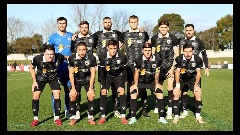 Cầu thủ Macarthur FC và Bangkok United đối diện trên sân cỏ