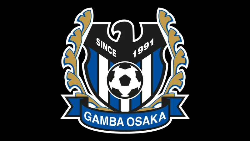 Cầu thủ của Pohang và Gamba Osaka tranh chấp bóng trên sân cỏ Cầu thủ của Pohang và Gamba Osaka tranh chấp bóng trên sân cỏ