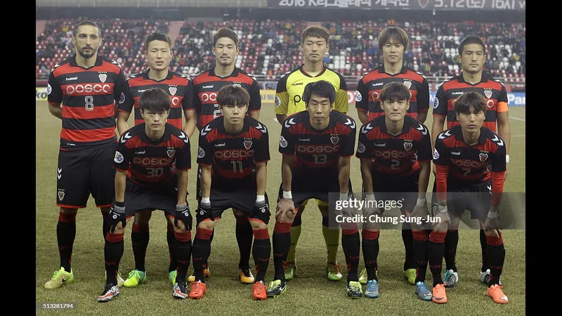 Cầu thủ Pohang tung cú sút mạnh trong trận đấu với Gamba Osaka. Cầu thủ Pohang tung cú sút mạnh trong trận đấu với Gamba Osaka.