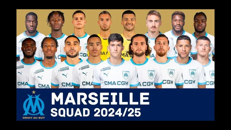 Cầu thủ PSG và Marseille tranh chấp bóng trên sân