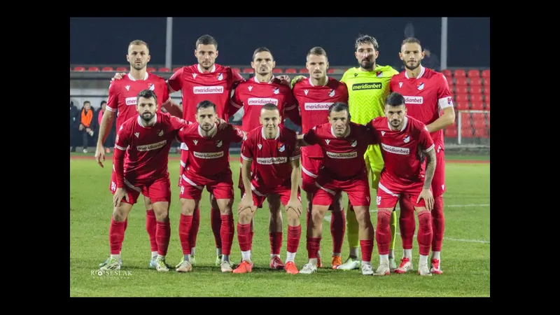 Cầu thủ Sloga Doboj và Tekstilac tranh chấp quả bóng trên sân cỏ Cầu thủ Sloga Doboj và Tekstilac tranh chấp quả bóng trên sân cỏ