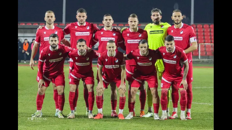 Cầu thủ Sloga Doboj và Tekstilac tranh chấp trên sân Cầu thủ Sloga Doboj và Tekstilac tranh chấp trên sân