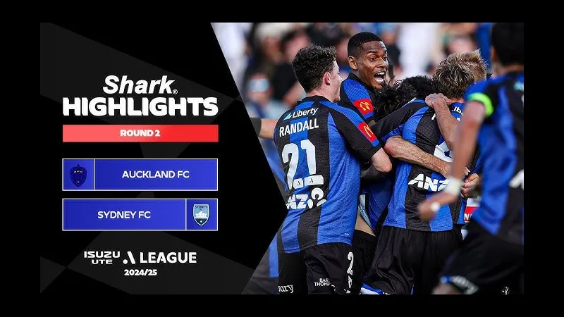 Cầu thủ Sydney FC và Auckland FC tranh chấp quả bóng trên sân cỏ