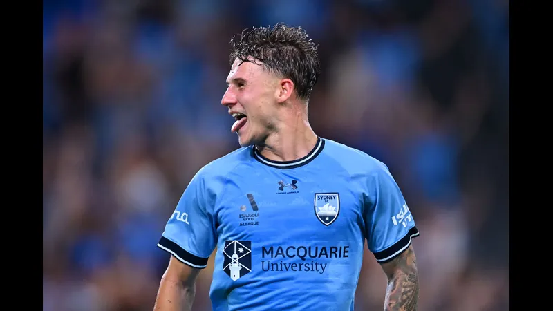 Cầu thủ Sydney FC tập trung đối mặt với cầu thủ Auckland FC.