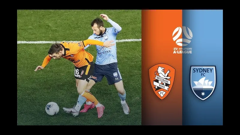Cầu thủ Sydney FC và Brisbane Roar tranh chấp bóng trên sân cỏ