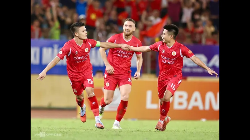 Cầu thủ Tampines và CAHN tranh chấp bóng trên sân