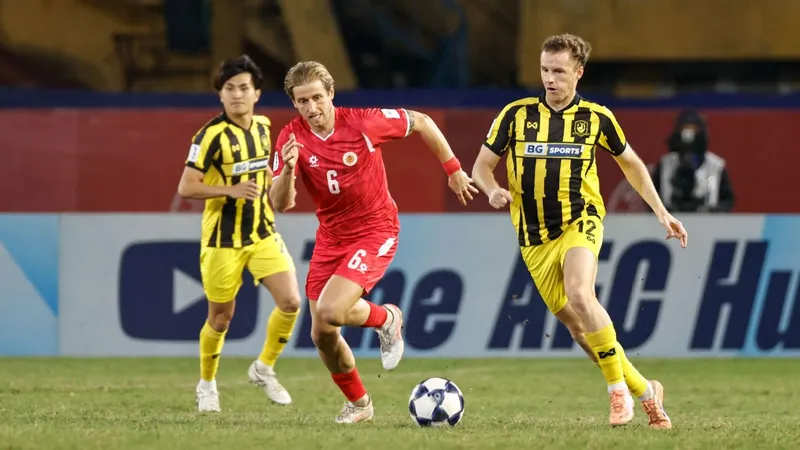 Cầu thủ Tampines nỗ lực cản phá đối thủ CAHN