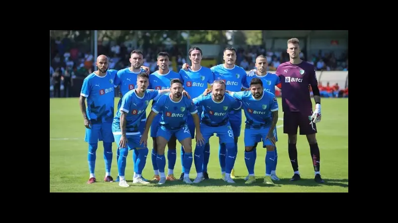 Cầu thủ Vanspor FK và Bodrumspor đang tranh chấp bóng trên sân