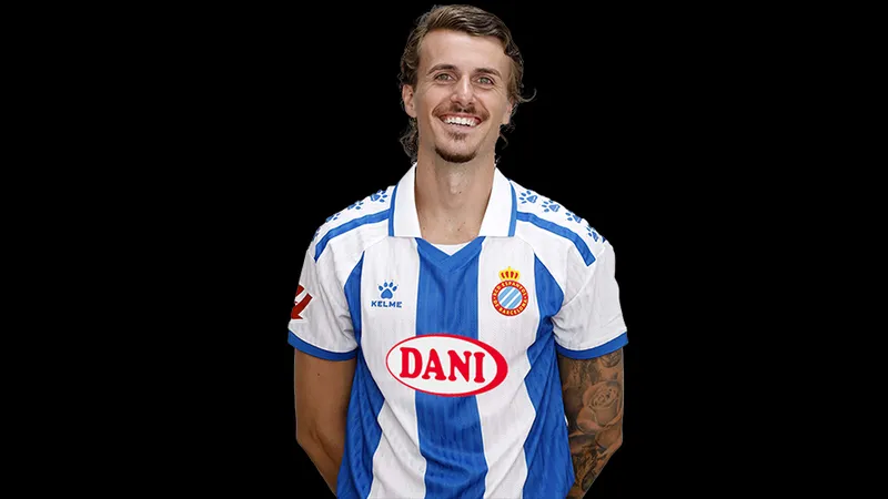 Cầu thủ Espanyol thực hiện cú sút ngay trước khung thành Villarreal