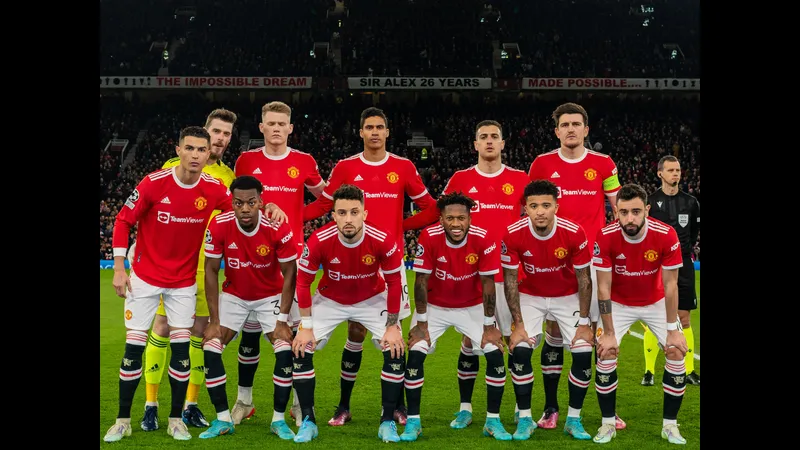 Cầu thủ MU đang hướng về khung thành West Ham trước khi sút bóng Cầu thủ MU đang hướng về khung thành West Ham trước khi sút bóng