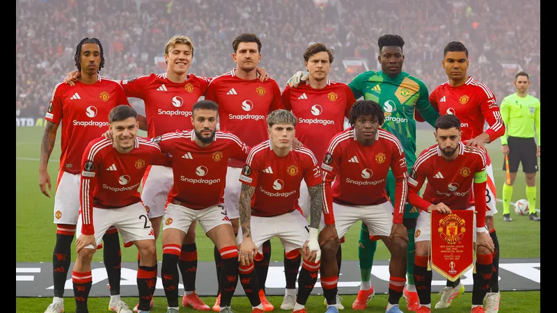 Cầu thủ West Ham và MU tranh chấp bóng trên sân cỏ Cầu thủ West Ham và MU tranh chấp bóng trên sân cỏ